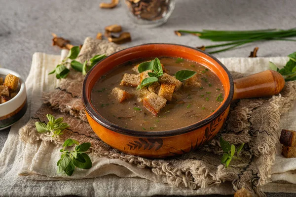 Ev yapımı sebzeli çorba, çıtır börek ve mantar.