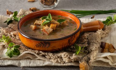 Ev yapımı sebzeli çorba, çıtır börek ve mantar.