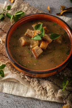 Ev yapımı sebzeli çorba, çıtır börek ve mantar.