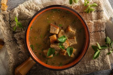 Ev yapımı sebzeli çorba, çıtır börek ve mantar.