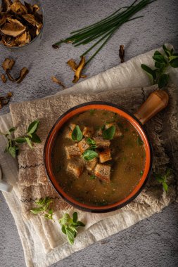 Ev yapımı sebzeli çorba, çıtır börek ve mantar.