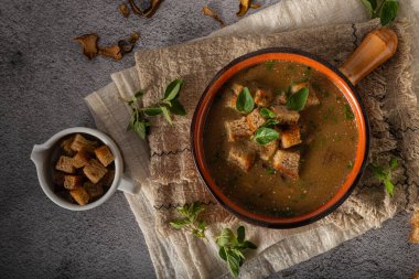 Ev yapımı sebzeli çorba, çıtır börek ve mantar.