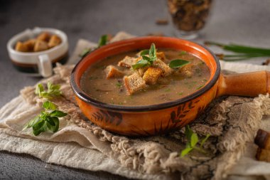 Ev yapımı sebzeli çorba, çıtır börek ve mantar.