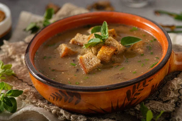 Ev yapımı sebzeli çorba, çıtır börek ve mantar.