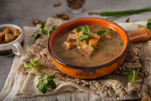 Sopa Casera Con Hierbas Pasteles Crujientes Champiñones —  Fotos de Stock