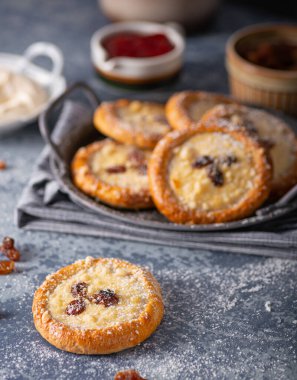 Reçel dolu lezzetli mini turtalar.