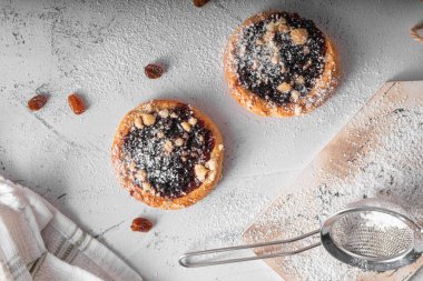 Reçel dolu lezzetli mini turtalar.