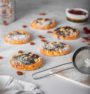 Reçel dolu lezzetli mini turtalar.