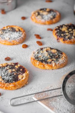 Reçel dolu lezzetli mini turtalar.