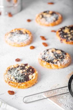 Reçel dolu lezzetli mini turtalar.