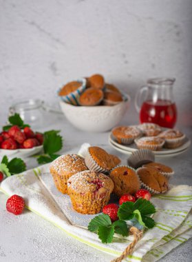 Çikolata ve biyo-çilekle dolu nefis ev yapımı kekler.