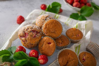 Çikolata ve biyo-çilekle dolu nefis ev yapımı kekler.