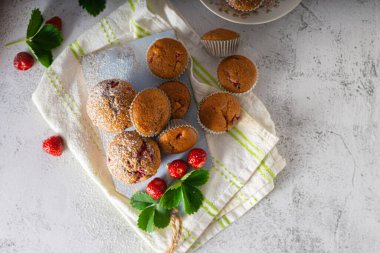 Çikolata ve biyo-çilekle dolu nefis ev yapımı kekler.