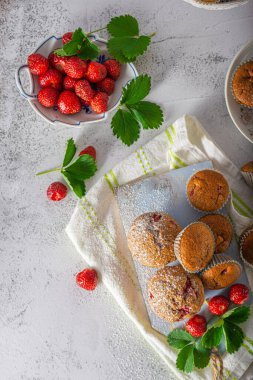 Çikolata ve biyo-çilekle dolu nefis ev yapımı kekler.