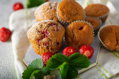 Çikolata ve biyo-çilekle dolu nefis ev yapımı kekler.