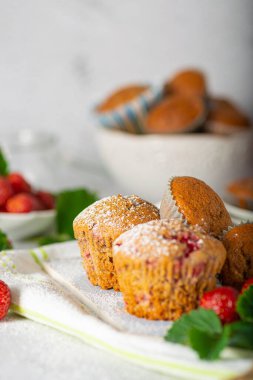 Çikolata ve biyo-çilekle dolu nefis ev yapımı kekler.