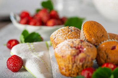 Çikolata ve biyo-çilekle dolu nefis ev yapımı kekler.