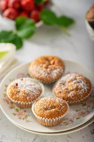 Lahodné Domácí Muffiny Plněné Čokoládou Bio Jahodami — Stock fotografie