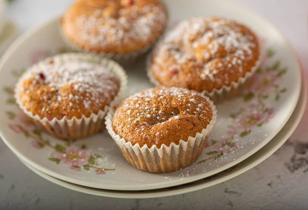 Lahodné Domácí Muffiny Plněné Čokoládou Bio Jahodami — Stock fotografie