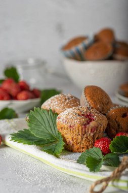 Çikolata ve biyo-çilekle dolu nefis ev yapımı kekler.