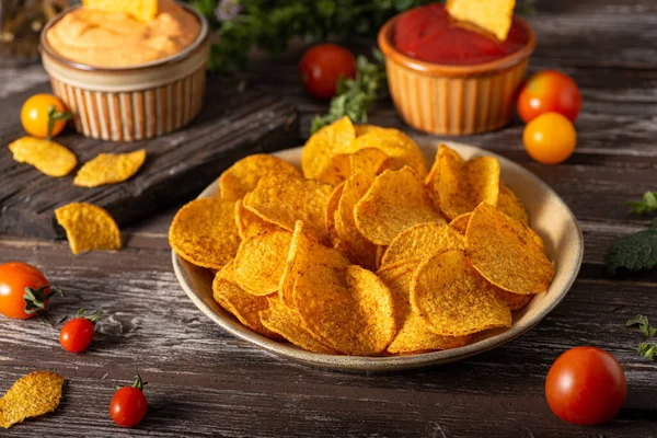 Delicious Tortilla Chips Witch Chilli Cheese Sauce — Photo