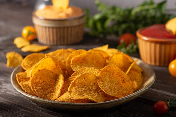Delicious Tortilla Chips Witch Chilli Cheese Sauce — Photo