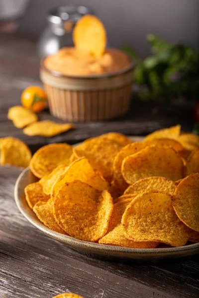 Delicious Tortilla Chips Witch Chilli Cheese Sauce — Zdjęcie stockowe