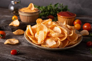 Organic paprika chips with tomatoes and herbs