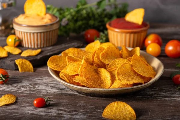 Delicious Tortilla Chips Witch Chilli Cheese Sauce — Stockfoto