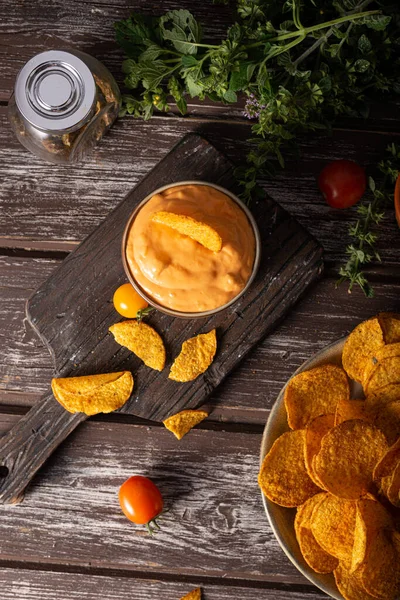 Delicious Tortilla Chips Witch Chilli Cheese Sauce — Zdjęcie stockowe