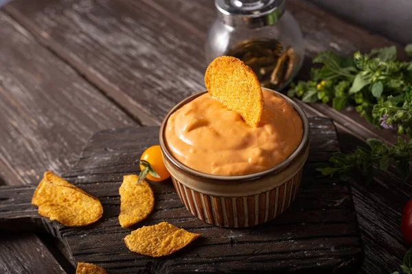 Delicious Tortilla Chips Witch Chilli Cheese Sauce — 图库照片