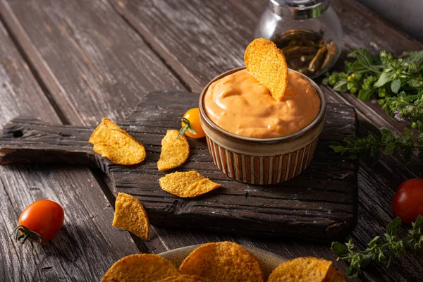 Delicious Tortilla Chips Witch Chilli Cheese Sauce — Photo