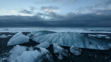 jokulsarlon, İzlanda kumsalda buz