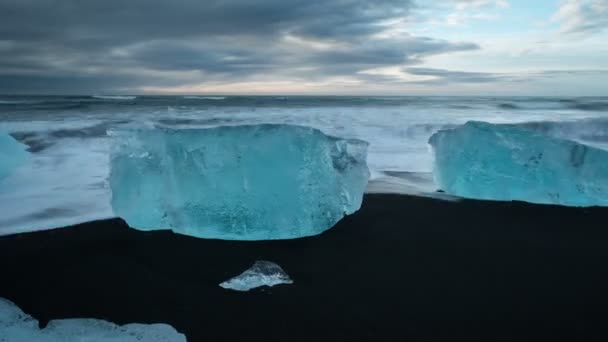 在 jokulsarlon，冰岛的海滩上冰 — 图库视频影像