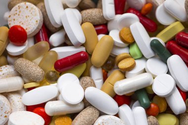 Çeşitli renkli haplar, haplar, uyuşturucu geçmişi. İlaç ve sağlık sigortası konsepti. Kapat, üst görünüm