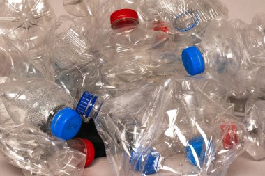 Geri dönüşüm kutusunda plastik şişe, plastik atık yönetimi kavramı