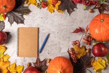  Sonbahar yapraklarında turuncu balkabakları ve kırmızı elmalar