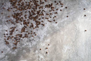 Masaya dağılmış kahve çekirdekleri..