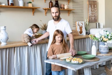 Babaları sevimli çocuklarına sağlıklı yemek yapmayı öğretiyor..