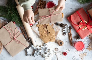 Noel arkaplanı. Noel için kesme tahtası ve hediye kutusu konsepti .