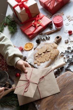 Noel arkaplanı. Noel için kesme tahtası ve hediye kutusu konsepti .