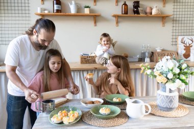 Babaları sevimli çocuklarına sağlıklı yemek yapmayı öğretiyor..