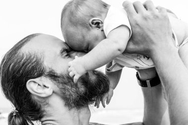 Babası küçük oğlunu kucağında tutuyor..