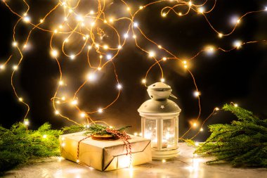 Bir Noel ağacının yeşil dalları arasında güzel Noel sanatları kağıdı hediyeleri