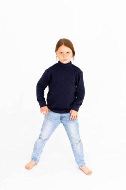 Kızıl saçlı uzun saçlı bir çocuk yeşil t-kısa giyinmiş oturuyor..