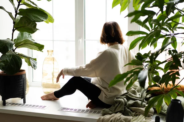 Mooie jonge zwangere vrouw dromen. — Stockfoto