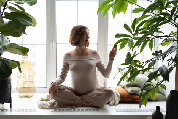 Mooie jonge zwangere vrouw mediteert. — Stockfoto