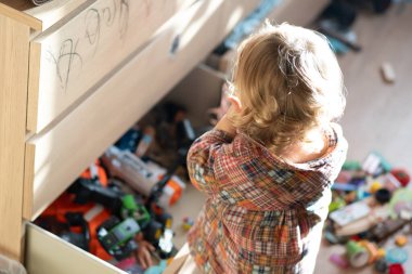 Bebek odası renkli bloklarla oynayan bir çocuk.