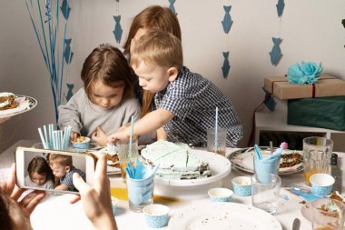 Kardeşler. Bebek doğum günü sofrasında.