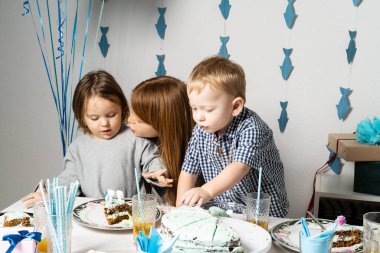 Kardeşler. Bebek doğum günü sofrasında.